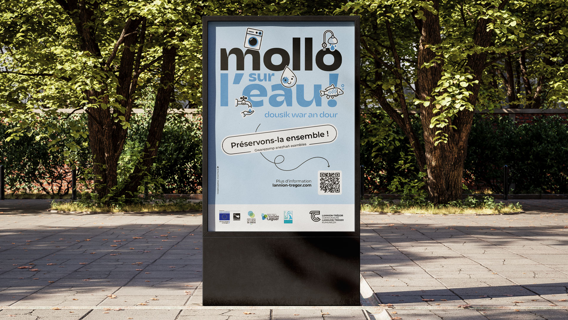 Affiche de sensibilisation aux économies d’eau installée en mobilier urbain pour Lannion-Trégor Communauté