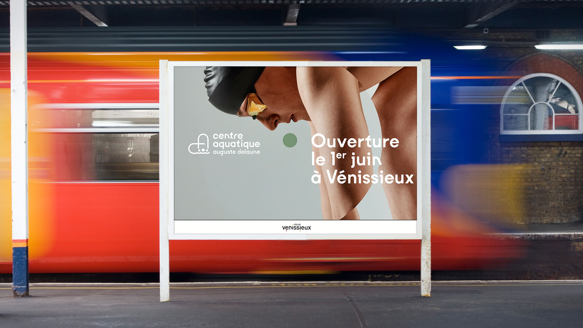 Affichage Decaux 4 par 3 d'annonce d'ouverture du Centre Aquatique Auguste Delaune à Vénissieux