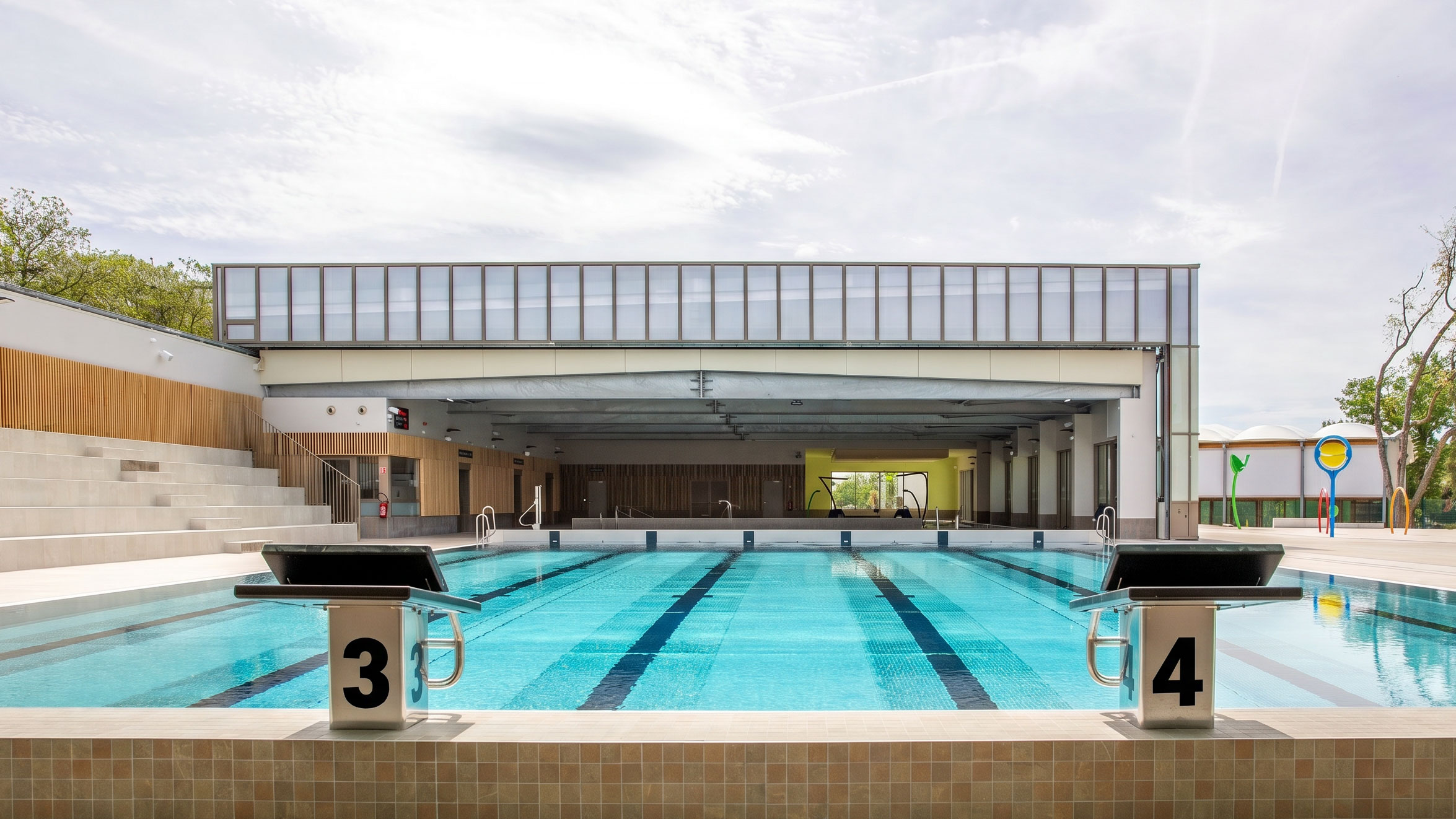 Bassin sportif et plots de départ du Centre Aquatique Auguste Delaune à Vénissieux