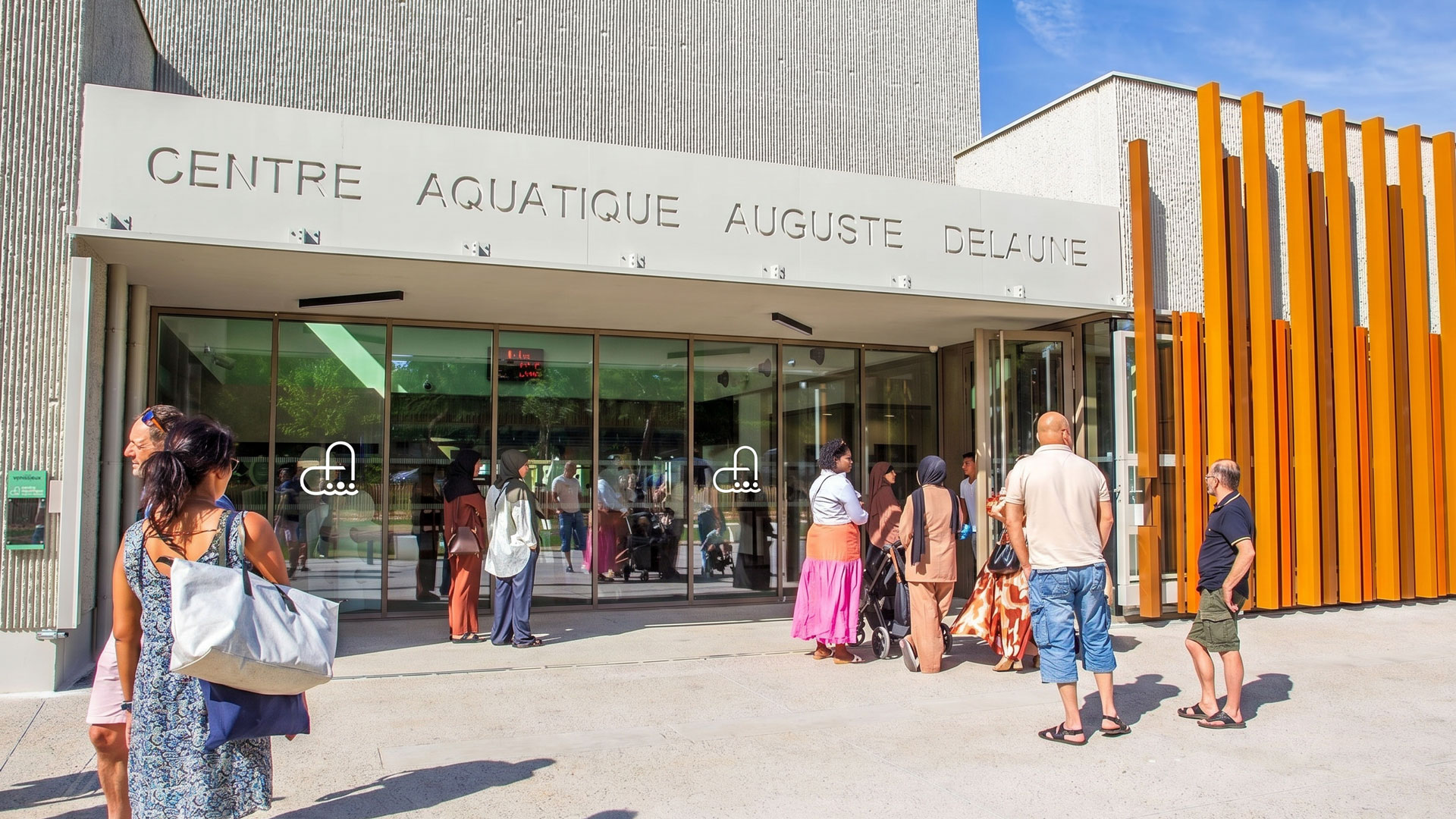Entrée et façade publique du Centre Aquatique Auguste Delaune à Vénissieux quartier des Minguettes