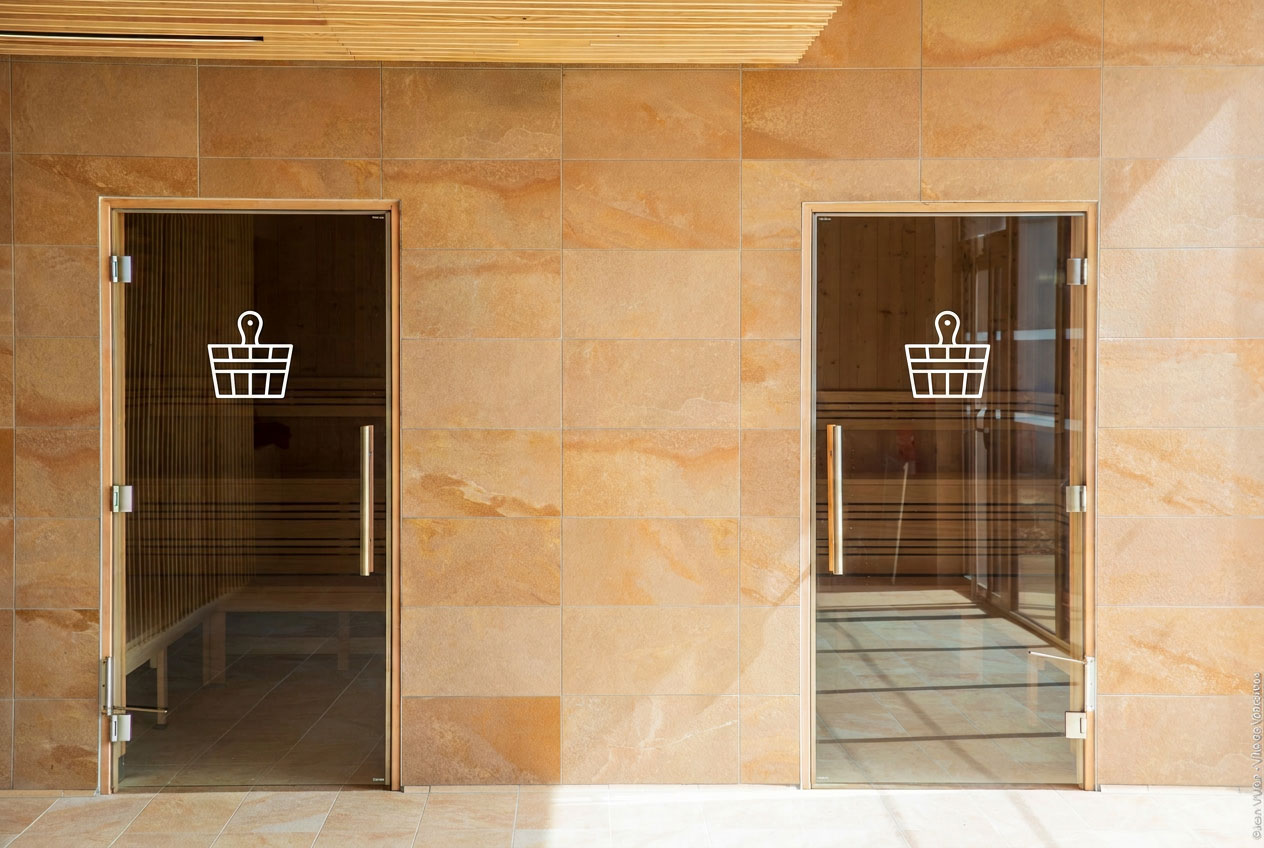 Signalétique des saunas avec pictogrammes au Centre Aquatique Auguste Delaune à Vénissieux